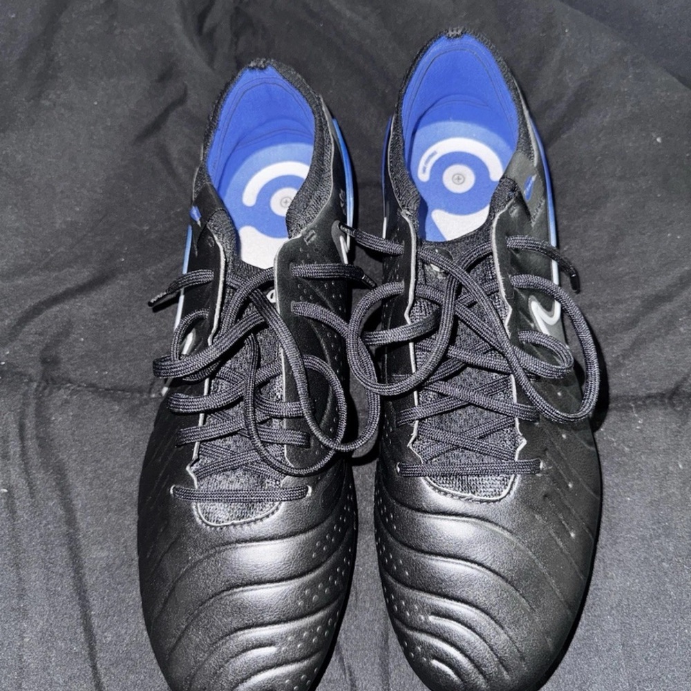 Men’s Black Soccer Cleats